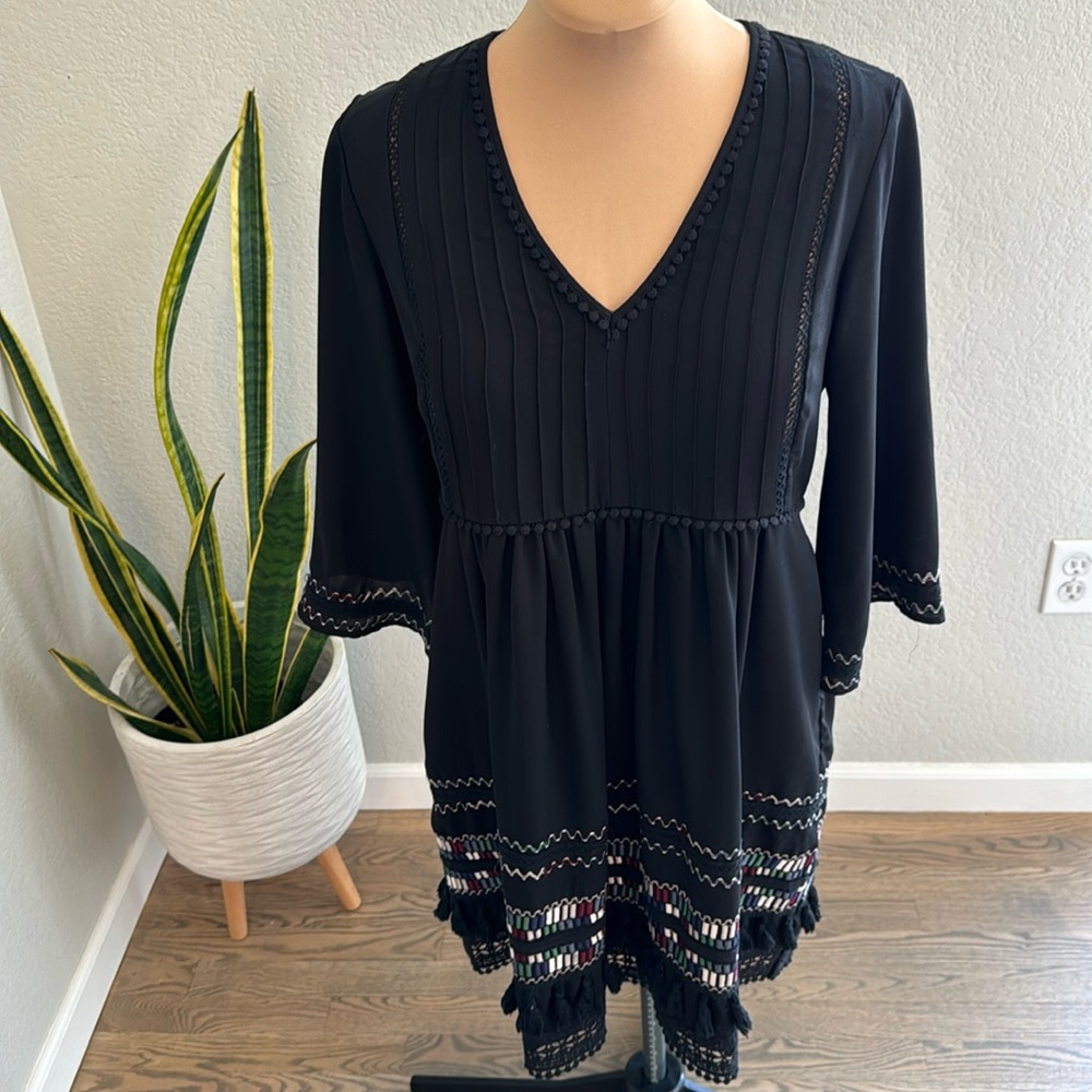 Wanna gill size small dress. Empire waist. Lots of details.